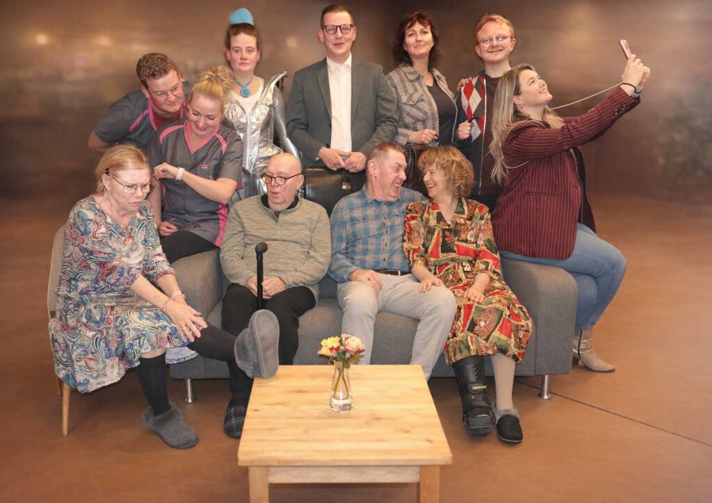 toneelgroep metamorfose speelt de komedie zorgbot 2.0 van Henk Roede